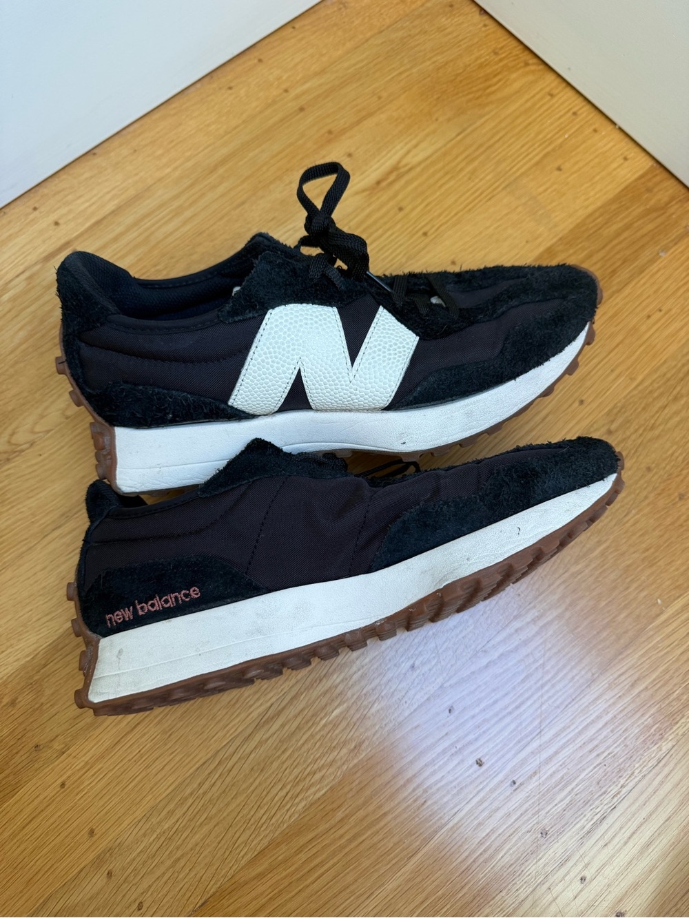 Women’s New Balance 327 Black and White Sneakers, size 8.5 - Picture 6 of 9